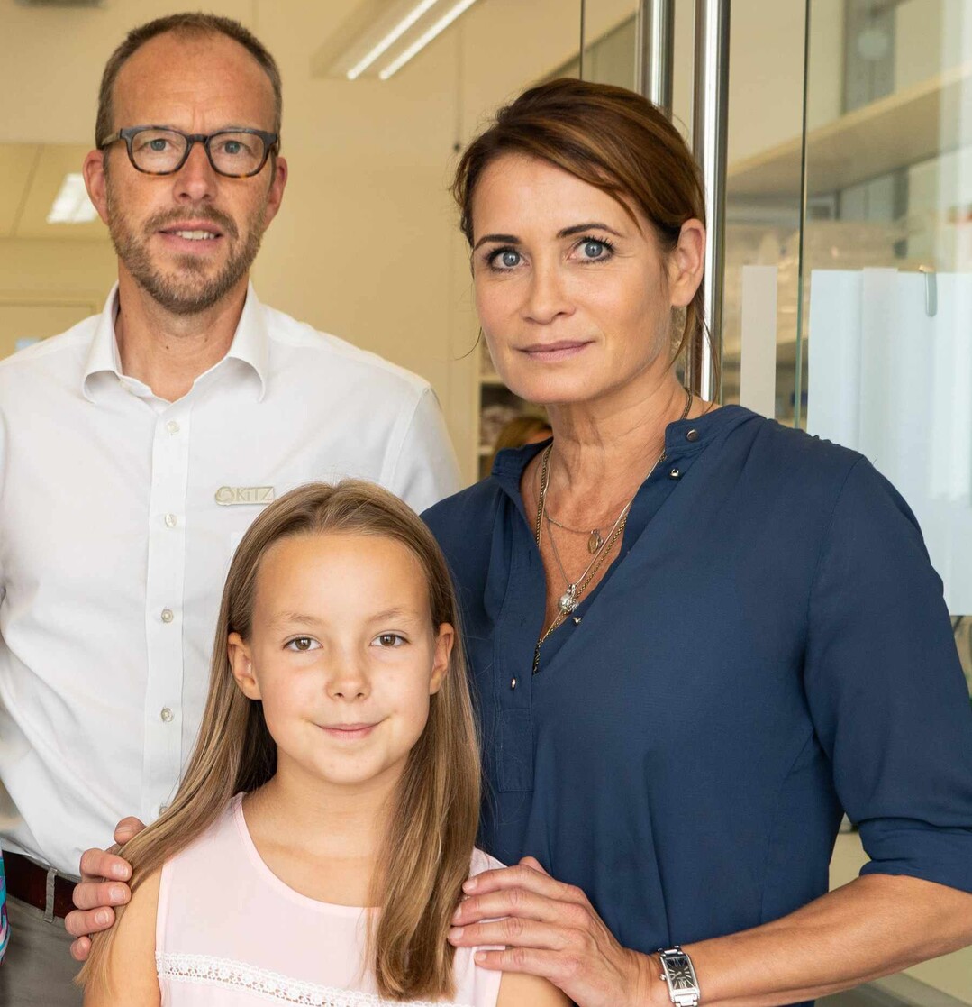     Anja Kling zu Besuch im KiTZ mit Direktor Olaf Witt und der KiTZ-Kinderreporterin Vianne