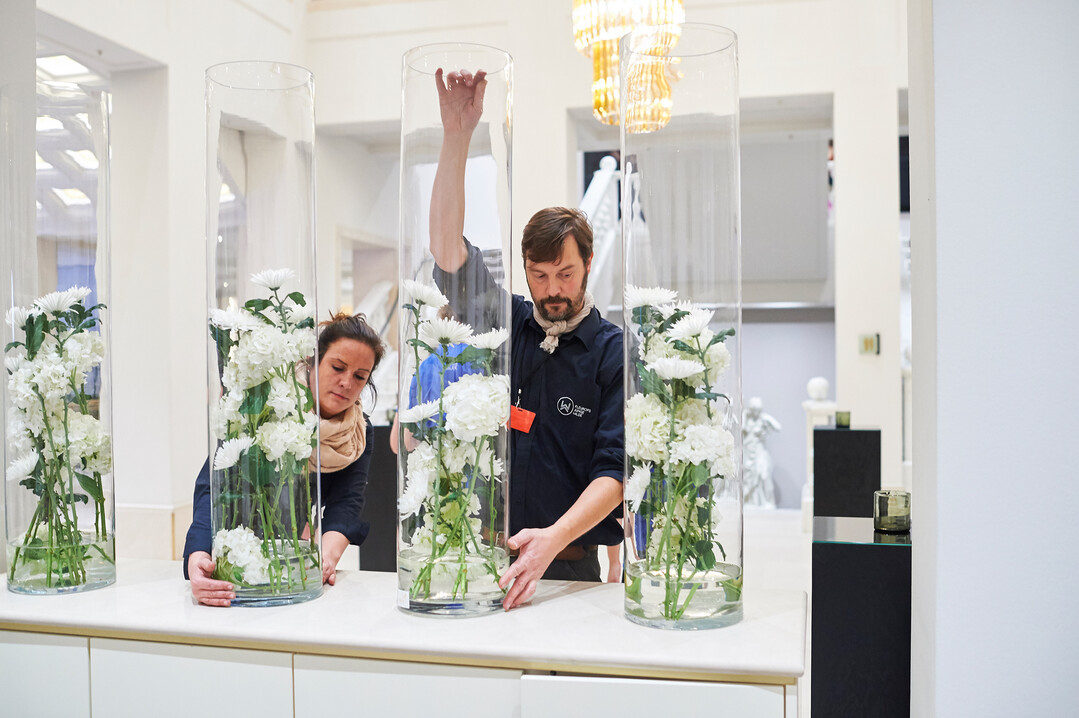 Christina Hannewald und Nicolaus Peters bei den Vorbereitungen.
