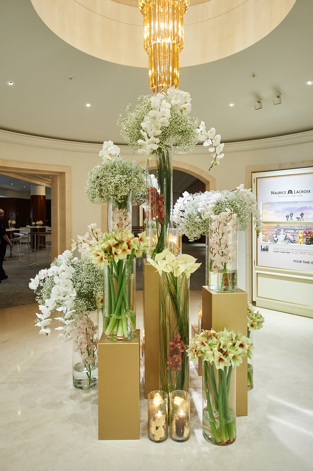 Das Adlon-Hotel wurde gem des Ballmottos "Perspektiven" mit weien Blumen geschmckt.