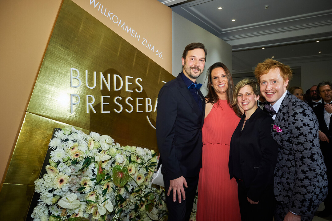 Fleurops Junge Wilde im floral inszenierten Eingangsbereich.