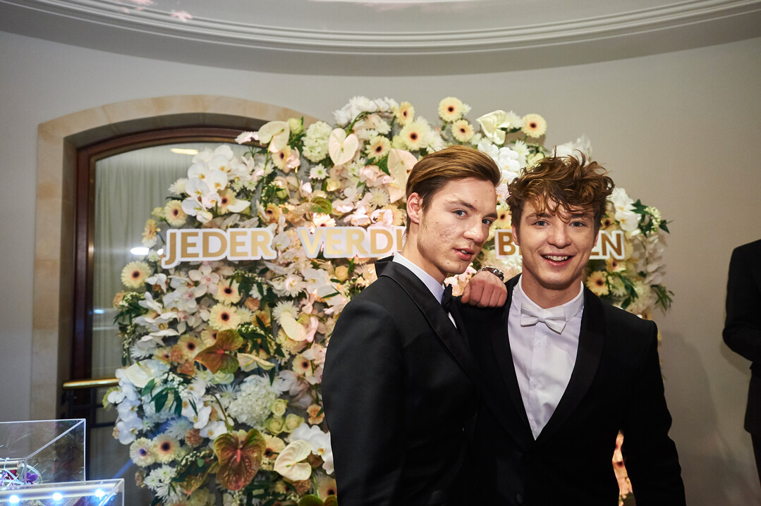 Die YouTube-Stars "Die Lochis" vor der Blumenscheibe "Jeder verdient Blumen".