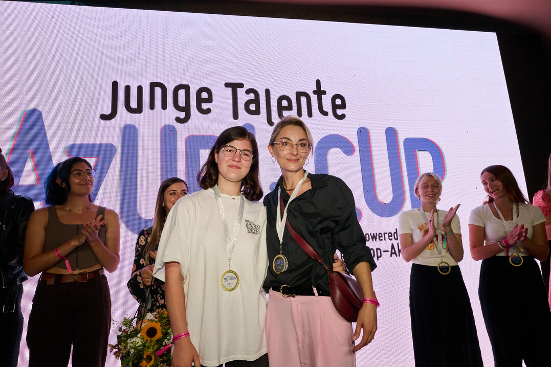Jana Bub (links) und Polina Lange haben den Azubi-Cup 2022 gewonnen.