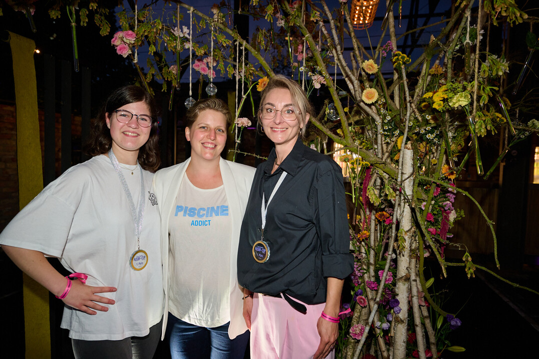 Die Gewinnerinnen Jana Bub und Polina Lange mit ihrem Coach Elisabeth Schoenemann.