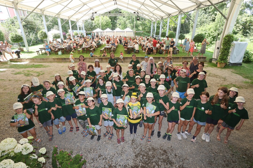 1) Ein gelungenes Fest: Über 50 Minigärtner aus ganz Baden-Württemberg feiern auf der Insel Mainau ihren Abschluss und das 10-jährige Jubiläum der Minigärtner.