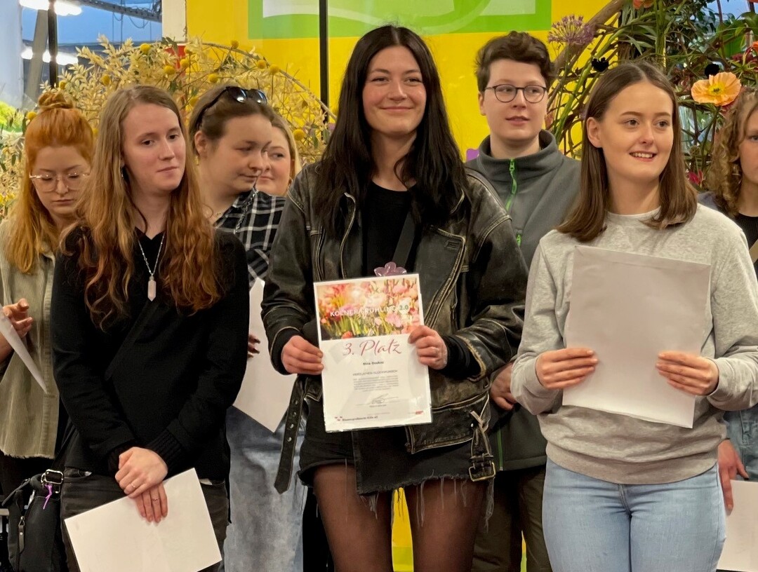 Freude bei den Gewinnerinnen: Marie-Sophie Schmitz (rechts), Leonie Weidner (links) und Nina Doskok (Mitte). Insgesamt beteiligten sich 16 Auszubildende am Wettbewerb.