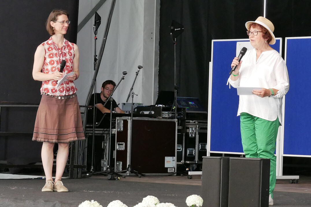 Gerlinde Kretschmann gratuliert den Europa Minigrtnern zu ihrem 10-Jhrigen Bestehen (links im Bild: Bettina Grfin Bernadotte).