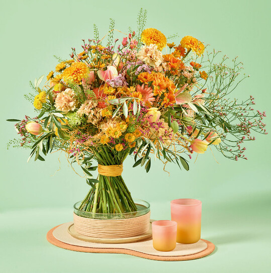 Der asymmetrische Strau Mary Poppins in Bast-Wolke mit Schmuckbindung in den Trendfarben Ros, Apricot und Korall gehrt zum Thema Bright Beauty. Der QR-Code fhrt zum ausfhrlichen Beitrag auf www.florieren-online.de