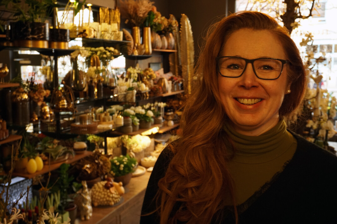 Seit die Kinder von Birte Peters immer selbstndiger werden, hat die Magdeburger Floristin ihr frheres Hobby neu entdeckt und sich wieder ein Motorrad gekauft. Doch im Gegensatz zu ihren wilden frhen Jahren cruist sie heute mit einer luxurisen Lenkradheizung ber die Straen. An freien Tagen erkundet sie so die Region und zieht ihre Kreise bis zum Harz, ihrem Lieblingsziel zum Biken. Viel Freizeit bleibt ihr allerdings nicht. Ihr Geschft Sunflower in der Nhe des Hasselbachplatzes ist Werktags zehn Stunden geffnet. Wenn das Bundesland hohe Gste empfngt, kann es schonmal sein, dass ein Protokollmitarbeiter vor der Tr steht. Denn Birte beliefert auch die Staatkanzlei Sachsen- Anhalt. Aber als Hoflieferantin sieht sich die 45- jhrige nicht.