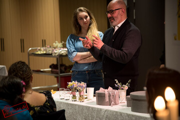 Franz-Josef Wein mit Helferin Chiara Angermann bei seiner Dinner-Show.
