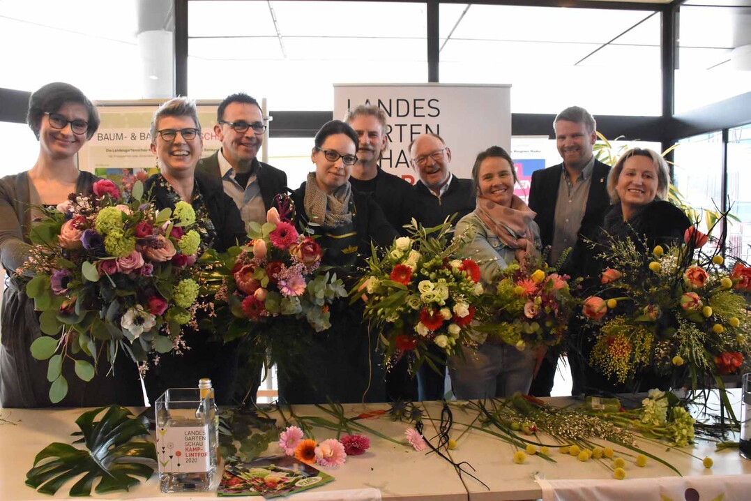 v.l.n.r.: Marisa Stockrahm, Pia Trabandt, Brgermeister Christoph Landtscheidt, Oxana Guskov, Martin Notthoff, Heinrich Sperling (beide Laga-Geschftsfhrer) Vanessa Paes. Andreas Iland (Laga-Prokurist) und Anke Lange. 