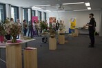 Oliver Ferchland fertigte mit Samira Brücher und Alina Rudolf (Auszubildende bei Chrysanthem/Gärtnerei Leeder) Werkstücke aus der Floralismus-Kollektion und erläuterte zusammen mit Michaela Gellen das Konzept.
