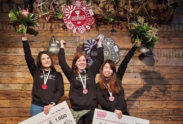 Die Sieger: Den ersten Platz belegte Eileen G., gefolgt von Thi Kim Anh T. und Xenia E. Letztere erhielt fr ihren Strau den Publikumspreis.