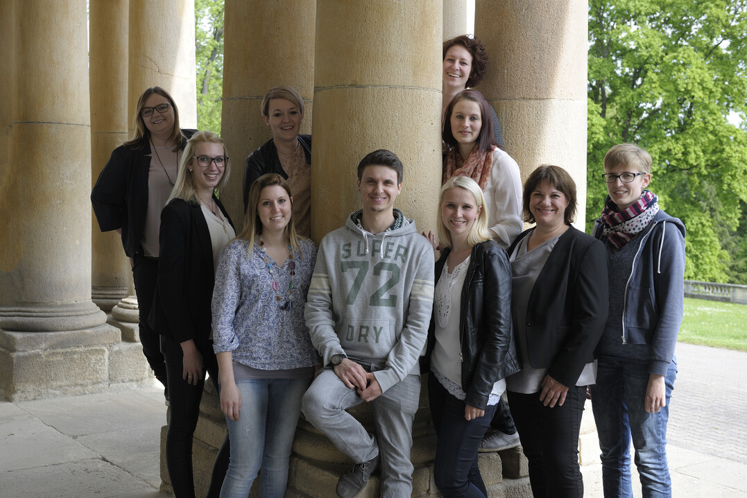 Obere Reihe von links: Julia Berg, Eva-Maria Kaderschabek, Vanessa Rudy, Franziska Klumpp. Untere Reihe von links: Saskia Lehnen, Vanessa Spinner, Jannis Schnürer, Tamara Mayer, Nicole Pfriem, Melanie Eisenmann