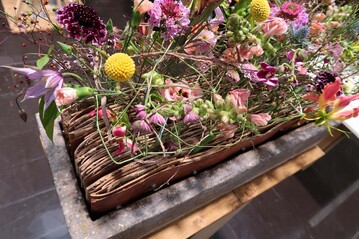 Unter dem Motto Naturwerkstatt zeigten Florist(inn)en der Meisterschule Stuttgart Floristik zu den Themen Hochzeit und Trauer.