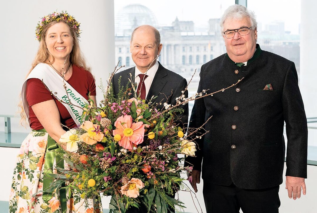 Die Deutsche Blumenfee 2022/23, Regina Haindl, überbringt den Valentinsgruß des deutschen Gartenbaus gemeinsam mit ZVG-Vizepräsident Wilhelm Böck an Bundeskanzler Olaf Scholz.