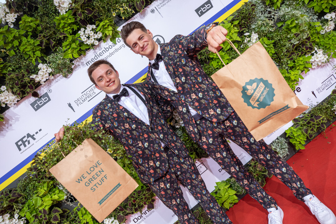 Landgard-Auszubildende
Thomas Goehlich und Kevin Swinkels berreichen ein blumiges Geschenk zusammen mit dem Happy Life-Kochbuch von 1000 gute Grnde.