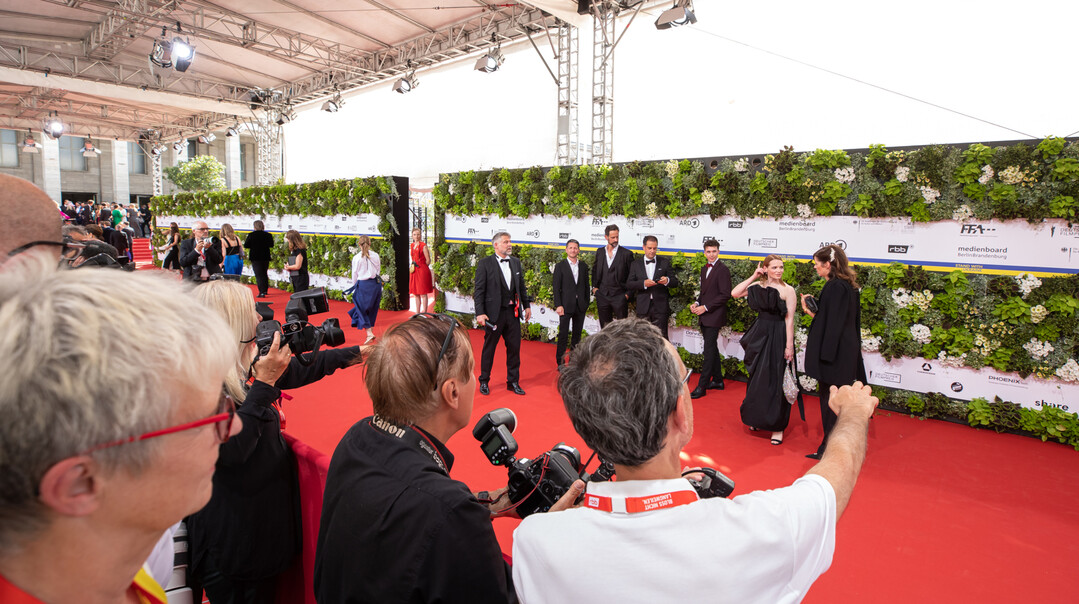 Deutscher Filmpreis Berlin: Eine blumige Pflanzenwand flankiert den roten Teppich.