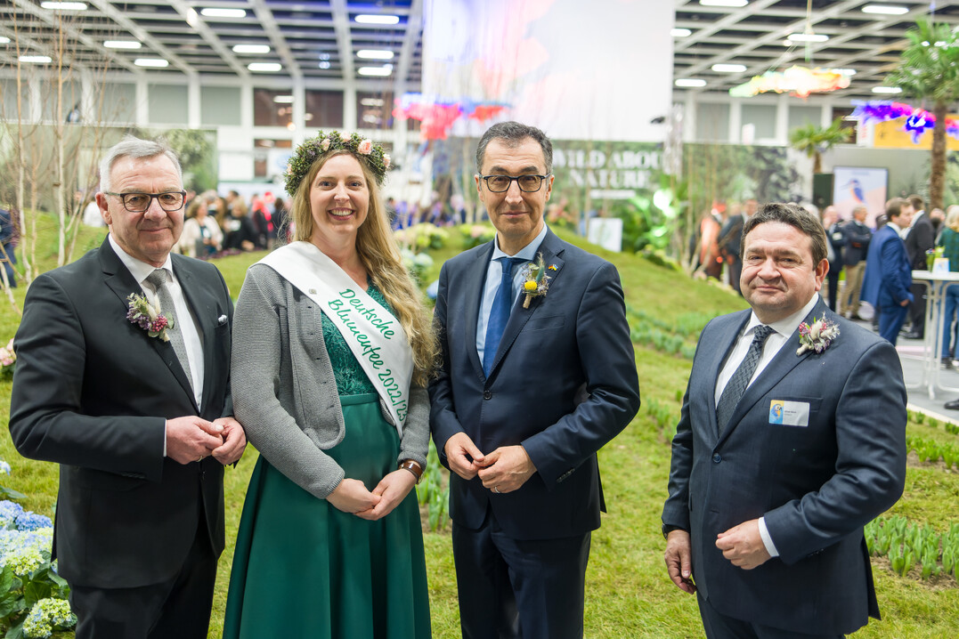 (v.l.): ZVG-Prsident Jrgen Mertz, die Deutsche Blumenfee 2022/23 Regina Haindl, Cem zdemir, Bundesminister fr Ernhrung und Landwirtschaft, und Landgard-CEO Oliver Mans beim Blumenhallenempfang von Landgard und ZVG