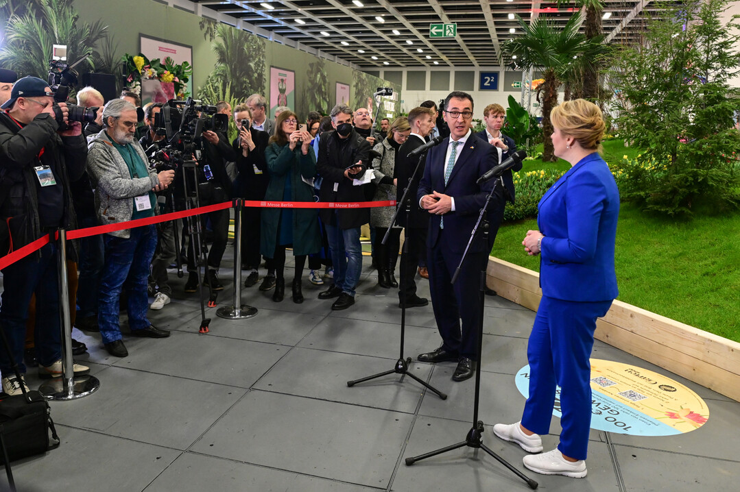 Cem zdemir, Bundesminister fr Ernhrung und Landwirtschaft, und Berlins regierende Brgermeisterin Franziska Giffey beim offiziellen Pressestatement in der Blumenhalle der IGW 2023