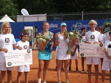 Die Siegerinnen der Schnbusch Open und Ballkinder