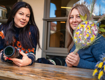 Sasha Legostaieva (rechts) ist in der Ukraine geboren und sammelte erste Erfahrungen als Floristin in einem Salon des französischen Floristen Christian Tortu in Kiew. Vor 12 Jahren zog sie mit ihrer Familie nach Deutschland, wo sie nach einiger Zeit die Externen- Prüfung zur Floristin am Bildungszentrum Floristik in Grünberg erfolgreich absolvierte. Es folgte die Meisterprüfung in Stuttgart. Kurz danach unterbrach sie ihre berufliche und kreative Tätigkeit für fast zwei Jahre: Sie widmete sich der Hilfe für ihre Heimat und gründete die ehrenamtliche Organisation HelpUkraineStuttgart. Jetzt möchte sie zurück zu ihrem Beruf, der für sie Berufung ist. Als selbstständige Floristin realisiert sie kreative Projekte wie „Blumen im Kopf“, dekoriert einen kleinen Hotelbereich mit Blumen, führt floristische Workshops durch und träumt von ihrer eigenen Blumenwerkstatt. X Kontakt: @sasha.floribunda Valentyna Donner ist ebenfalls Ukrainerin. Sie ist Foodfotografin und Lifestyle-Bloggerin und arbeitet erfolgreich mit Restaurants, Hotels und Konditoreien in Stuttgart zusammen. Kontakt: @valentyna_donner