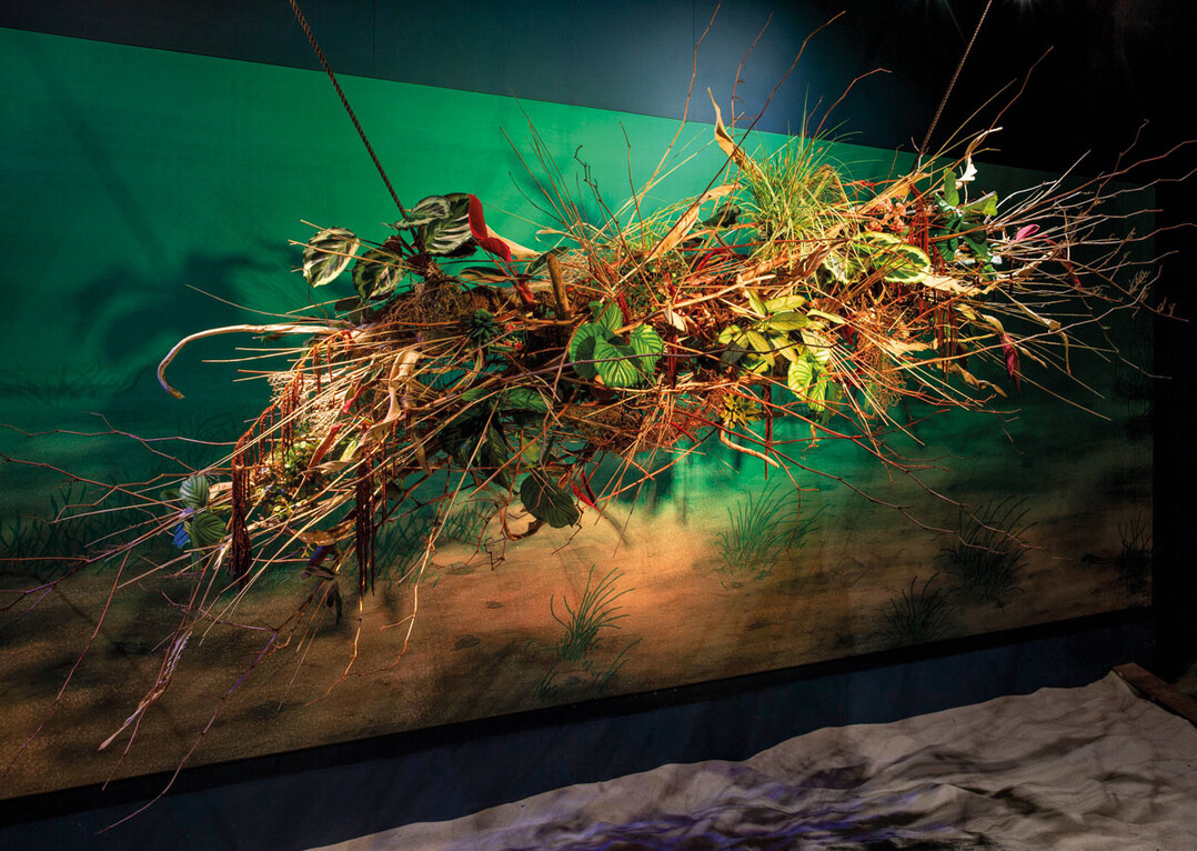 Aufgabe 1: Die Herausforderung bestand darin, im Ausstellungsbereich ein Werk aus Pflanzenmaterialien zu schaffen. Neben den Pflanzen dänischer Gärtner sollten auch Materialien wie Treibholz, Fischernetze, Bindfäden, Muscheln, Seesterne und Algen in die Arbeit einbezogen werden. Mindestens drei der genannten Materialien waren zu verwenden.