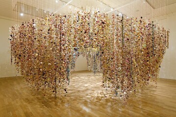 In einem stillgelegten Schwimmbad in Mnchen wurden fr diese Installation von Rebecca Louise Law 200.000 getrocknete Blten von Freiwilligen auf feine Drhte gebunden. (Kunsthalle Mnchen)