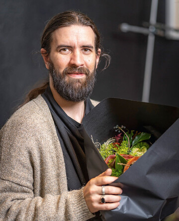 Christopher Ernst, der amtierende Deutsche Meister der Floristen, wird bei der Show Im Einkauf liegt der Gewinn mit Anian Friedrich und weiteren Florist(inn)en aus dem #floralproject 3.0 auf der Bhne stehen.