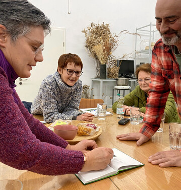 Gemeinsames Fachsimpeln �ber die Gestaltung der Ausstellungsfl�che auf der Dresdener Ostern 2025 � der einzige gemeinsame �ffentliche Auftritt der Werkabendgruppe.