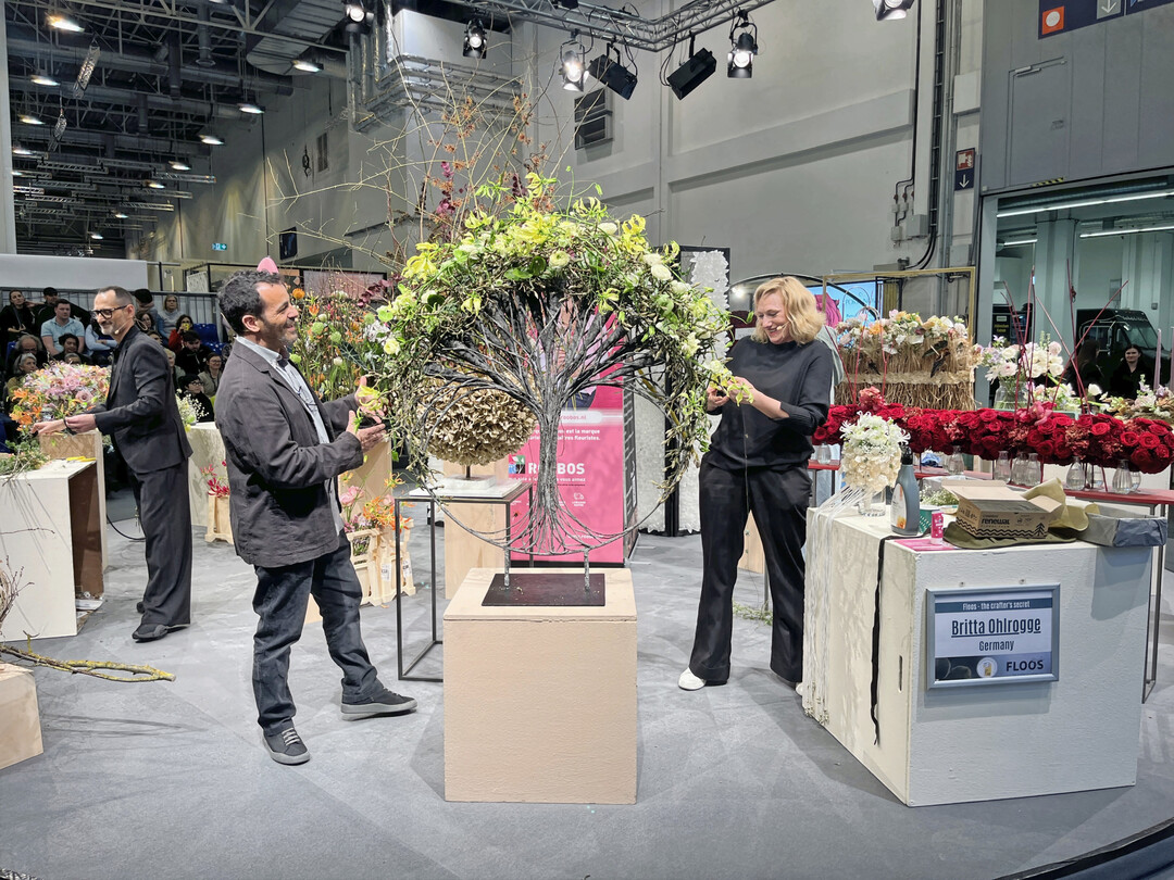 Auch die internationalen FLOOS-Botschafter gaben Einblicke in ihre florale Handwerkskunst. Frontmann Carles J. Fontanillas aus Barcelona/Spanien hat gemeinsam mit den Spitzen-Designern lex Segura ebenfalls aus Spanien, Max Hurtaud aus Frankreich, Johann Obendrauf aus sterreich, Nicu Bocancea aus Rumnien und Britta Ohlrogge aus Deutschland mit sehenswerter Showfloristik das Fachpublikum begeistert.
