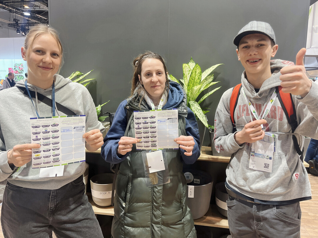 Speed Learning Tour statt Tag der Ausbildung  insgesamt 21 Unternehmen und Verbnde beteiligten sich an diesem von der Pflanzenschule initiierten neuen Format und boten Auszubildenden sowie Mitarbeitenden einen kompakten, aber inhaltsreichen Einblick in die Welt des Gartenbaus. Jens Schachtschneider, Gesellschafter der Pflanzenschule und Initiator der Aktion, zeigt sich berzeugt von dem Konzept: Das groe Interesse an der Speed Learning Tour besttigt die Relevanz solcher Formate fr den Branchennachwuchs.
