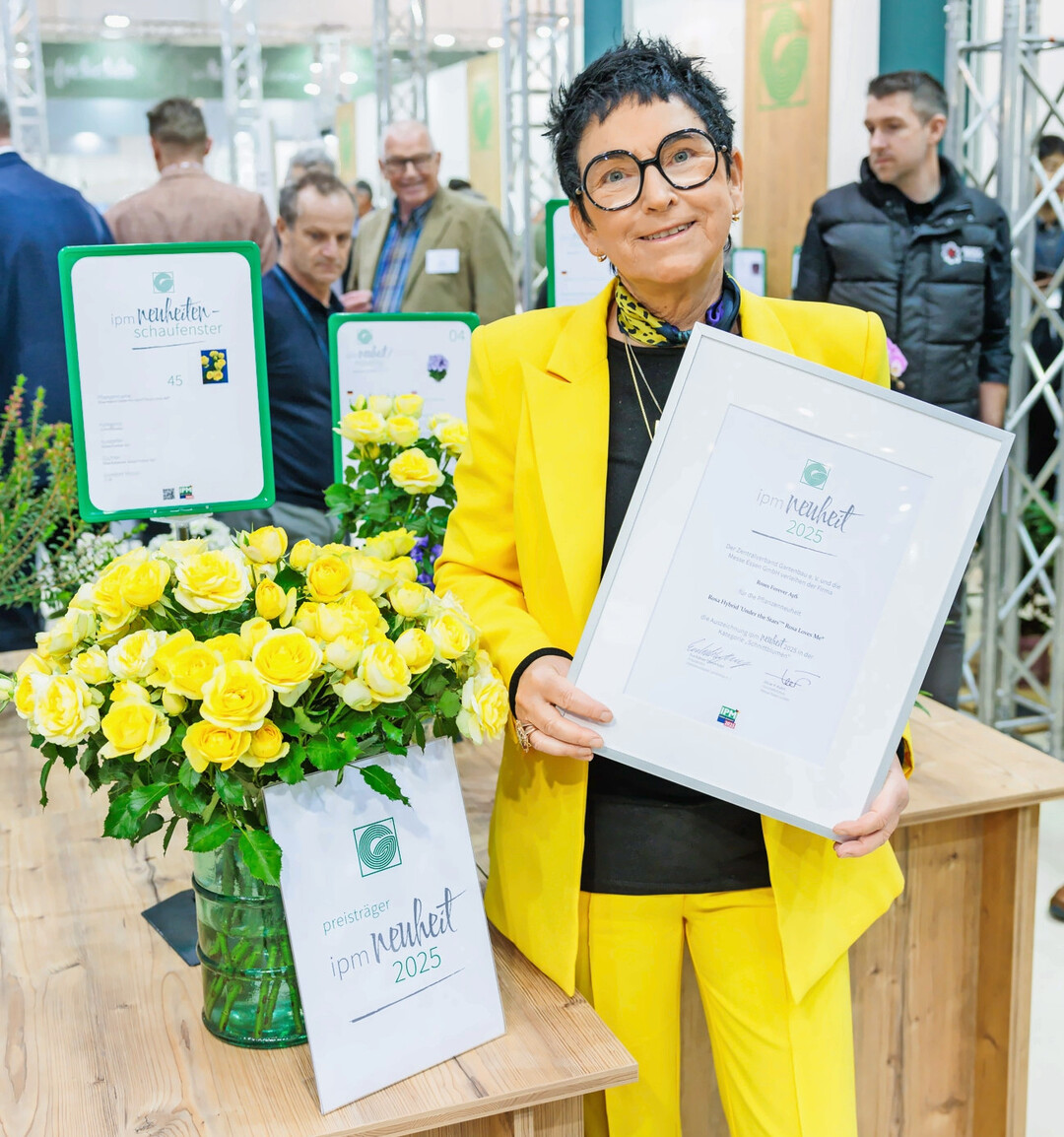 55 Neuheiten von 33 Ausstellern aus elf Staaten rangen um den Preis IPM Neuheit 2025. In der Kategorie Schnittblumen wurde mit Rosa Hybrid Under the Stars Rosa Loves Me von Roses Forever ApS aus Faaborg in Dnemark eine Besonderheit ausgezeichnet. Mit nur einem Stiel hat der Rosenliebhaber sofort einen ganzen Strau in der Hand.