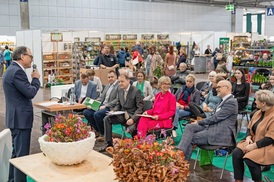 Zu den Teilnehmern des Podiums zhlten unter anderem Ulrich Menke, Staatssekretr im Schsischen Staatsministerium fr Umwelt und Landwirtschaft, sowie Eva Khler-Theuerkauf, Prsidentin des Zentralverbandes Gartenbau (ZVG).
