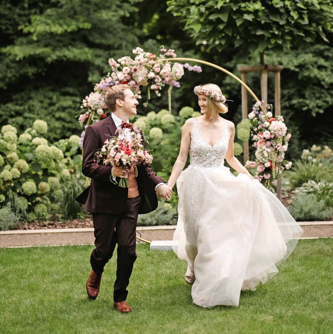 Im Le Mariage ist auch eine Hochzeit im Freien möglich. Kathrin Katt schmückt dafür einen Traubogen mit den passenden Blumen.