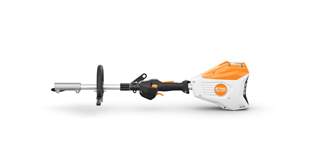 Der STIHL KMA 200 R verbindet zügigen Arbeitsfortschritt mit den Vorzügen der Akku-Technologie. Der leistungsstärkste KombiMotor im STIHL Portfolio überzeugt nicht nur durch sein hohes Drehmoment, sondern kann dank des niedrigen Betriebsgeräusches auch in besonders lärmsensiblen Bereichen eingesetzt werden, ohne dabei das Umfeld zu stören.