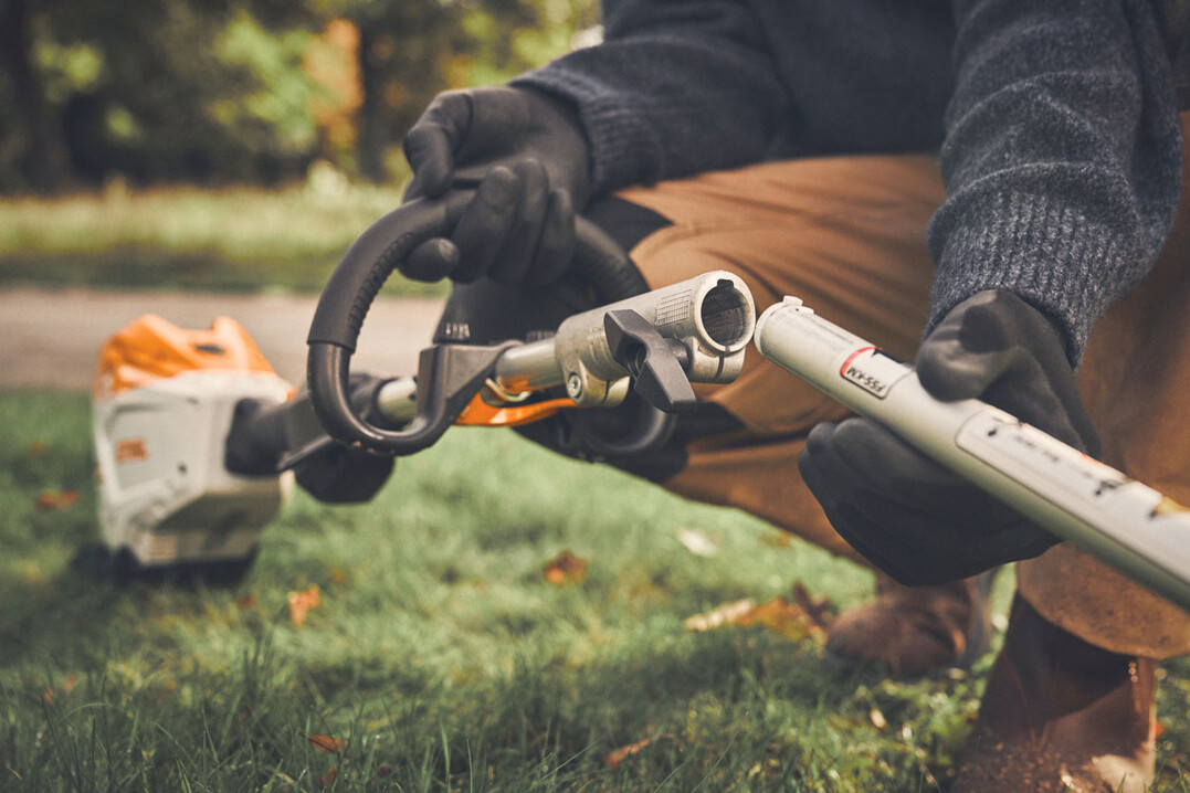 Bestckt mit einem von zwlf bewhrten KombiWerkzeugen verwandelt sich der KombiMotor STIHL KMA 200 R im Handumdrehen beispielsweise in eine Motorsense, einen Hoch-Entaster oder ein Blasgert.