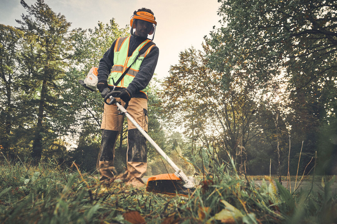 Das KombiWerkzeug FFS-KM sorgt mit seinem groen Mhkreis-Durchmesser von 450 Millimetern fr einen schnellen Arbeitsfortschritt bei Ausputzarbeiten an Mauern, Zunen, Hecken und Wegeinfassungen.
