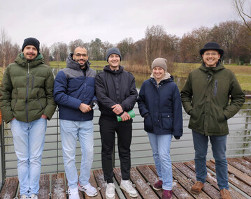 Die bunte Azubi-Truppe von Blumen Schwarz (v.l.): Kevin aus Deutschland, Omar aus gypten, Dmitri aus Russland, Mira aus Deutschland mit Lukas Schwarz, Geschftsfhrer des Betriebs in Rutzendorf