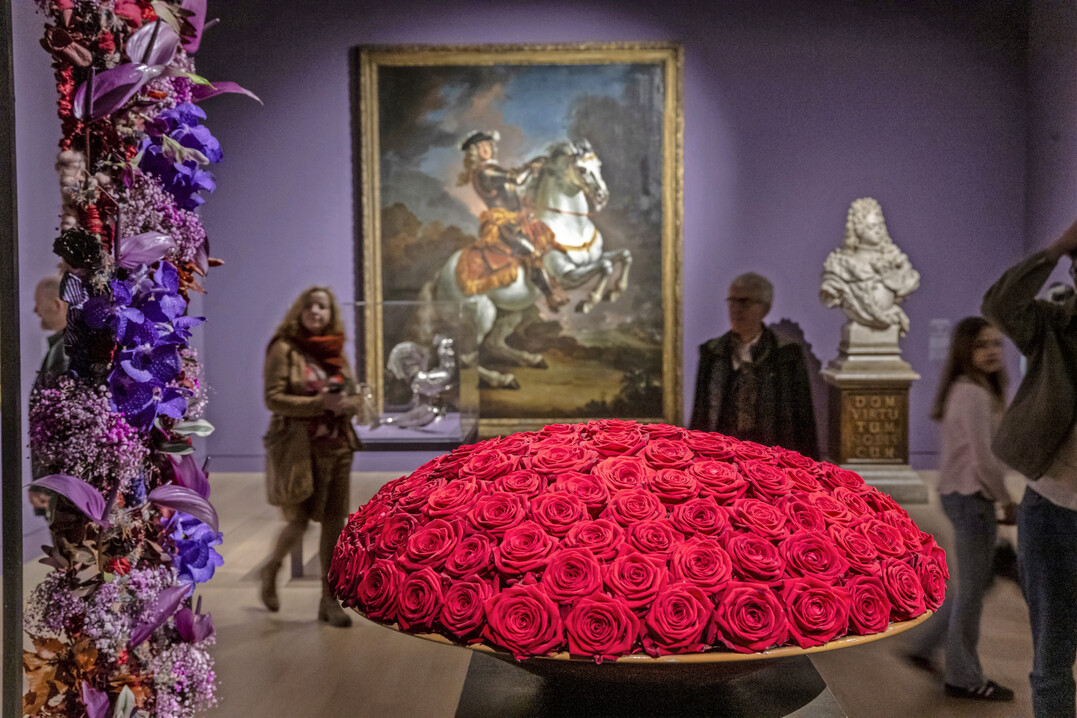 Jans Frans Douven: Reiterbildnis des Kurfrsten Johann Wilhelm von Pfalz-Neuburg, 1703, floral interpretiert von Manfred Hoffmann, A la Casa del Fiore: Der ewige Kampf um die Macht mit Rosen und Anthurien
