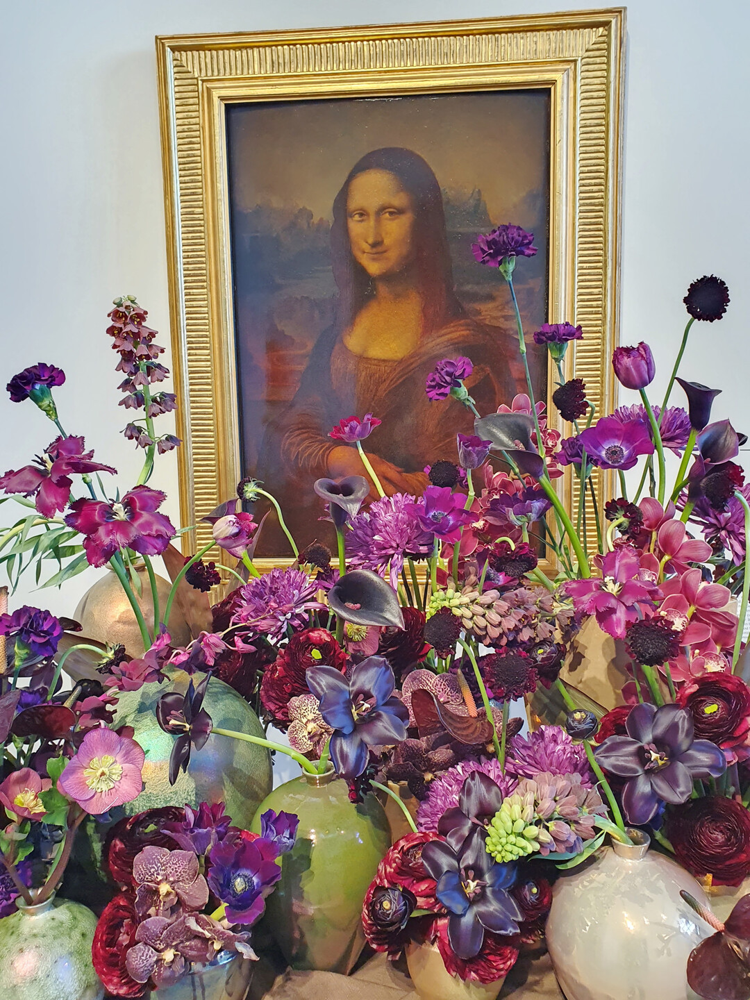 Die Mona Lisa ist eine Kopie, die Blten sind echt: Dominik Zelles verarbeitete dstere Tne von u.a. Anthurien, Orchideen, Calla, Ranunkeln ...