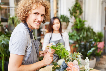 Der Beruf Florist/Floristin hat sich in den vergangenen fast 30 Jahren verndert. Viele Betriebe haben sich bereits in der Praxis angepasst. Mit der neuen Verordnung ist die Umstellung offiziell niedergeschrieben und fr alle Beteiligten nachvollziehbar.
