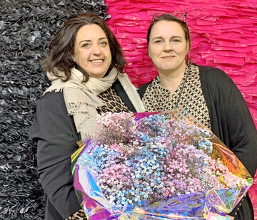Imke Matthiesen (l.) arbeitet eng mit Petrissa Jahn, FRI Jahn zusammen. Fr den Messestand des Unternehmens auf der TrendSet in Mnchen fertigten sie zusammen eine Rckwand aus mattschwarzem und pinkem Pergamin. Die Idee dazu stammt von Annette Kamping.