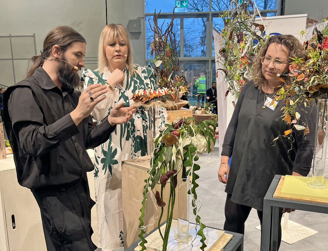 Christopher Ernst, Victoria Salomon (Mitte) und Patricia Jung (r.) zeigten auf der FDF-Showbühne in Halle 5 trendorientierte Hochzeitsfloristik.