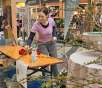 Die Auszubildende Debora Islami vom Blumenhaus Sonja Seidel in Neustadt bei Coburg gewann den Franken Cup 2025 am 29. März im Brücken-Center Ansbach.