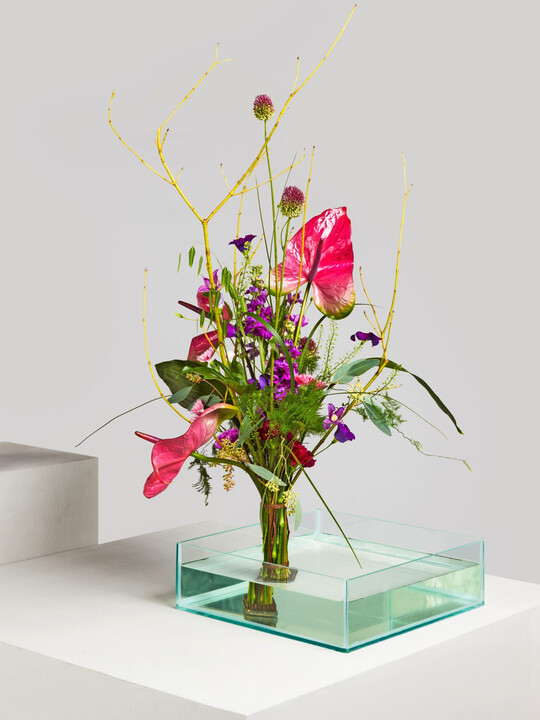 Der Strauß „Herzensliebe“ ist ein ausdrucksstarkes Kunstwerk, das Emotion und Design gekonnt vereint. Formal-linear gebunden entfaltet sich eine faszinierende Farbwelt aus Rot, Rosa und Violett - sinnlich, intensiv und stilvoll. Gestaffelt arrangiert, treten Blüten wie Anthurien, Allium, Clematis, Nelken, Spreynelken, Eustoma, Nerinen und Levkojen in einen harmonischen Dialog. Umrahmt wird das Arrangement von feinen Beiwerk wie Cornuszweigen, Eukalyptus, Thlaspi, Aspidistra und zwei Asparagus-Sorten - für Struktur, Leichtigkeit und natürliche Bewegung. (Preis: 118,95 Euro)