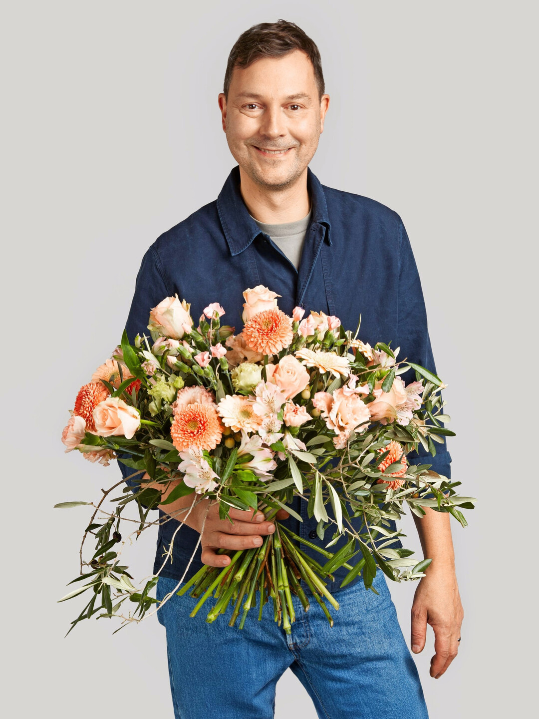 Peachy Romance ist ein Floristik-Meisterwerk der Harmonie. Dieser Strau erinnert mit seinen zarten Apricot- und Creme-Tnen der Rosen, Germini, Nelken, Inkalilien, Hypericum und Eustoma an einen romantischen Sonnenuntergang und wird durch das frische Grn der Olive perfekt ergnzt. Ein Geschenk, das von Herzen kommt und lange Freude bereitet. (Preis: 127,95 Euro)