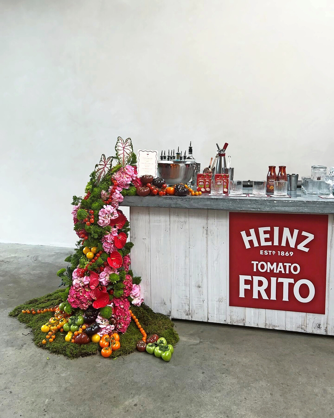Ariella Hill wird oft gebucht für Produktpräsentationen. Sie hat sich einen Namen gemacht mit skulpturartigen Werkstücken aus Moos. In diese arbeitet sie dem Produkt entsprechend Blumen und Gemüse ein.