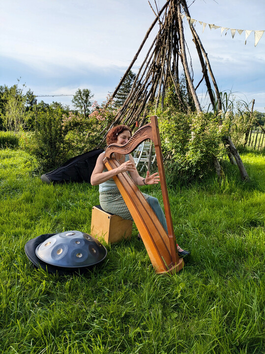 Zarte Klnge untermalen das kreative Arbeiten und Umherschweifen im Blumengarten. Im Tipi aus Zweigen kann, umhllt von einem Stoffzelt, mitten in der Natur bernachtet werden. 