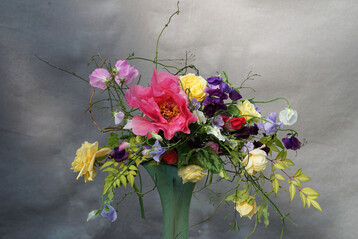 In diesem romantisch-charmanten Bouquet verleihen historische Rosen, Wicken und 
<i>Paeonia suffruticosa</i>
 einen Hauch von Nostalgie.