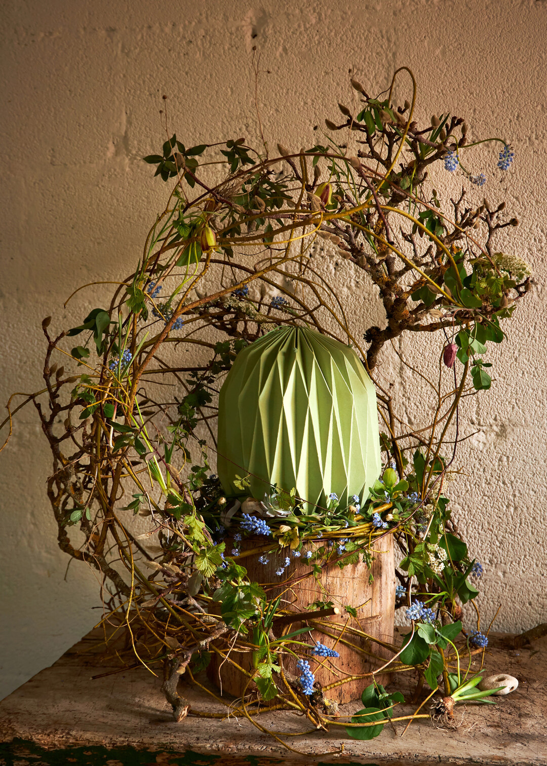 Jedem Monat hat Urnfold eine Urne zugeteilt, auf die sich Slowflower-Mitglieder bewerben knnen. 
<b>Caroline Wolf</b>
 vonUrwchsig gestaltete dieUrne Vehlitz fr den Monat April. Das samtige Grn und die poetische Beschreibung der Urne zum Thema Erinnerung hatten sie direkt angesprochen. Das Zweiggerst aus Magnolie und Weide nimmt sie nach der Beisetzung zurck und gestaltet es immer wieder neu. Der Weidenkranz, auf dem die Urne steht, darf mit in die Erde. Caroline Wolf gefllt die Vorstellung, dass die darin verwendeten Zwiebelgewchse in kommenden Jahren aus der Erde sprieen knnen, als florale Erinnerung und Neubeginn. 